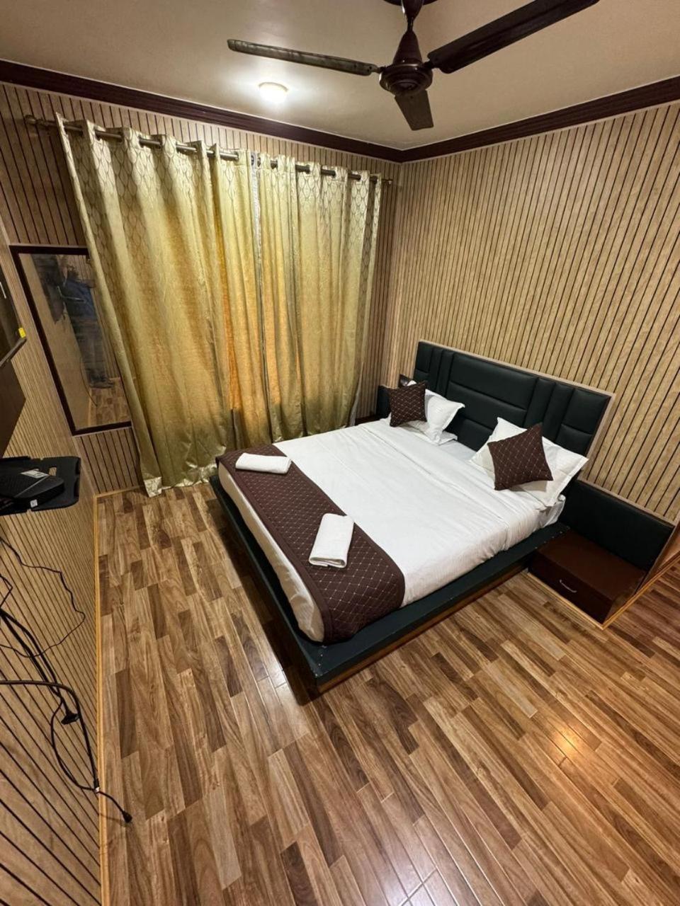 Hotel The Casa Srinagar  Bagian luar foto