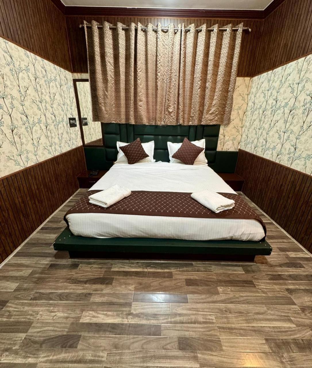 Hotel The Casa Srinagar  Bagian luar foto